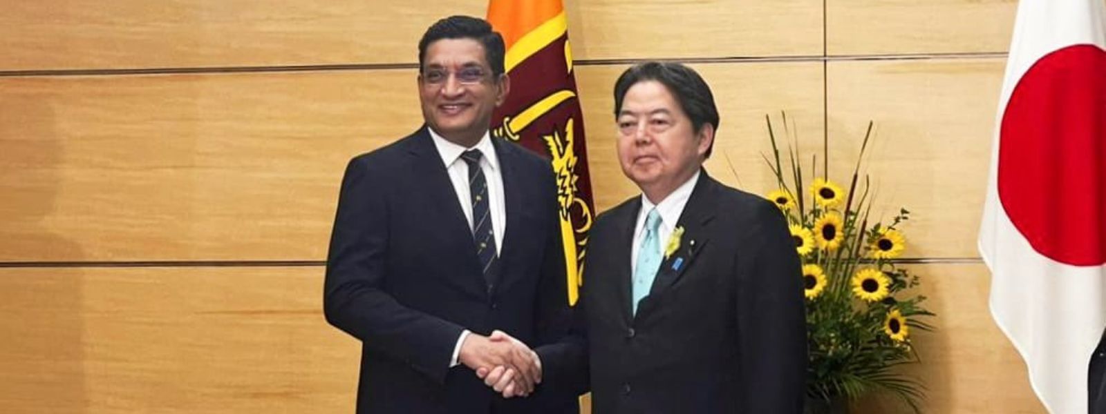 Ali Sabry Meets Japan’s Chief Cabinet Secretary